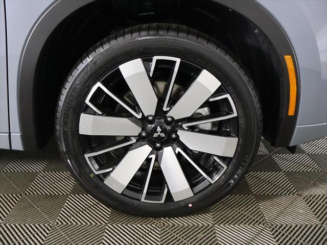 Photo of 2025 Moonstone Gray Metallic/Black Roof Mitsubishi Outlander