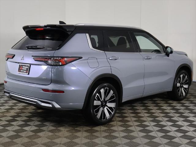 Photo of 2025 Moonstone Gray Metallic/Black Roof Mitsubishi Outlander