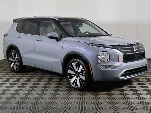 Photo of 2025 Moonstone Gray Metallic/Black Roof Mitsubishi Outlander