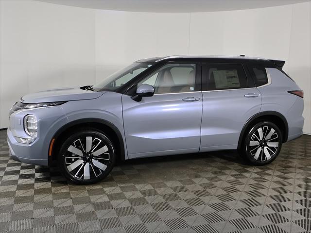 Photo of 2025 Moonstone Gray Metallic/Black Roof Mitsubishi Outlander