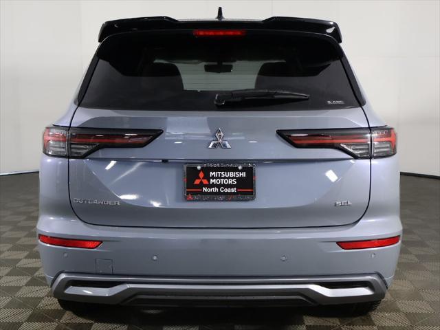 Photo of 2025 Moonstone Gray Metallic/Black Roof Mitsubishi Outlander