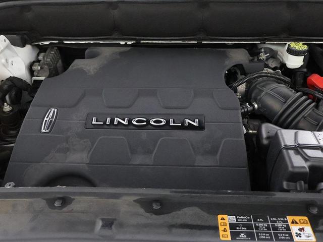 Photo of 2018 White Platinum Lincoln MKX