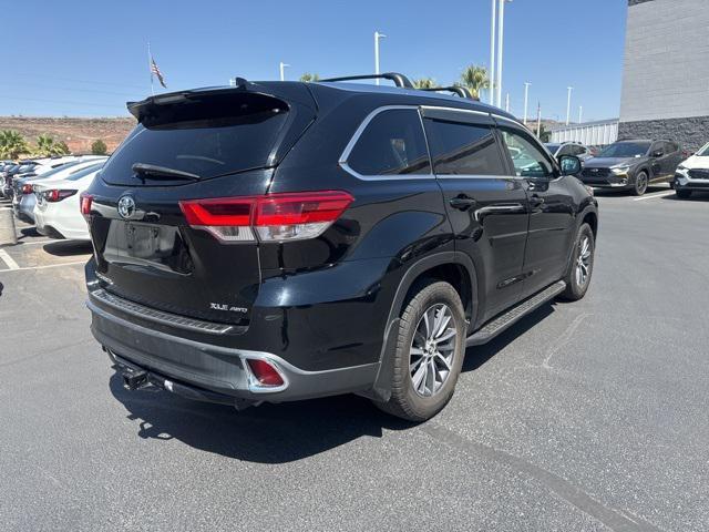 Photo of 2017 Midnight Black Metallic Toyota Highlander