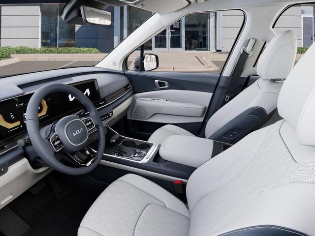 Photo of 2026 Ceramic Silver Kia Carnival