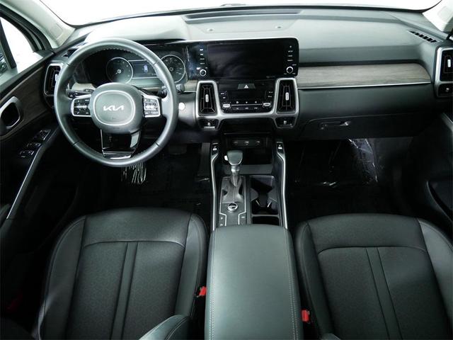 Photo of 2022 Glacial White Pearl Kia Sorento