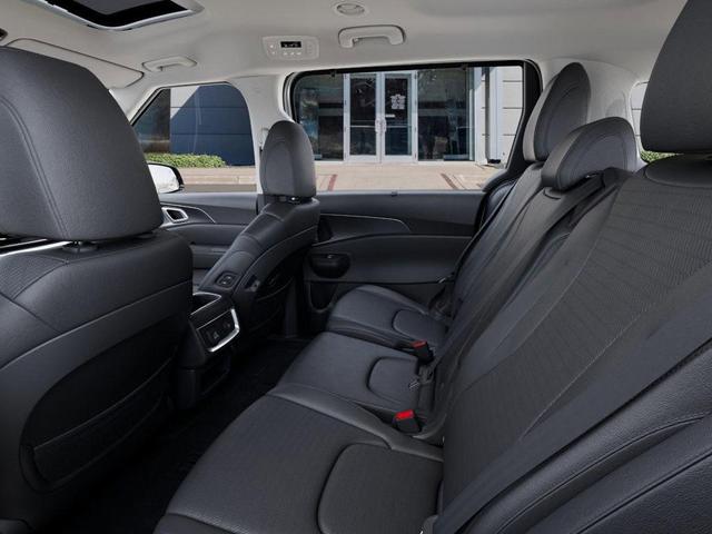 Photo of 2026 Ceramic Silver Kia Carnival