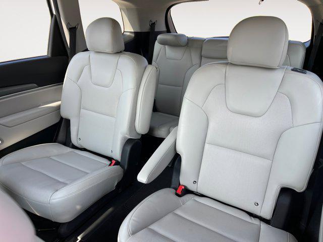 Photo of 2022 Glacial White Pearl Kia Telluride