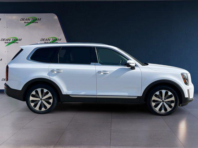 Photo of 2022 Glacial White Pearl Kia Telluride