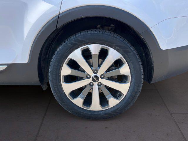 Photo of 2022 Glacial White Pearl Kia Telluride