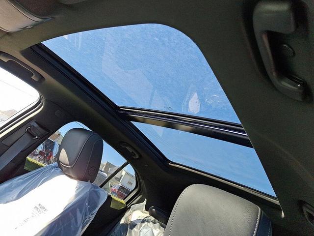 Photo of 2025 Crystal White Tricoat Cadillac XT4