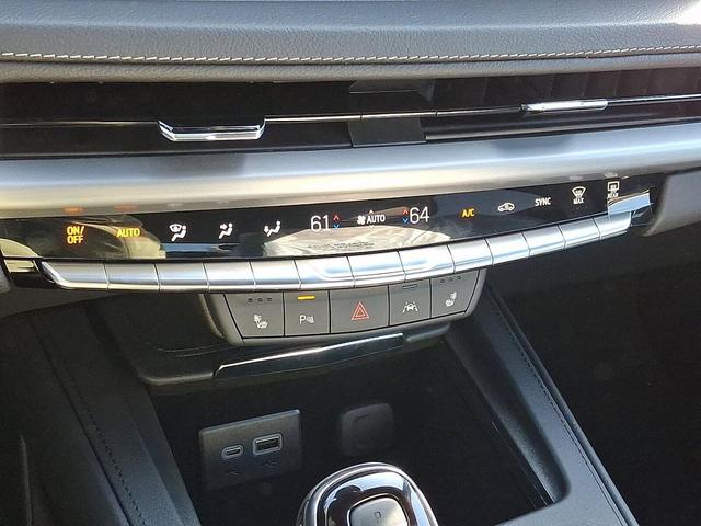 Photo of 2025 Crystal White Tricoat Cadillac XT4