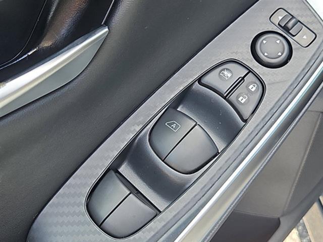 Photo of 2025 White Nissan Sentra