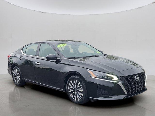 Photo of 2023 Black Nissan Altima