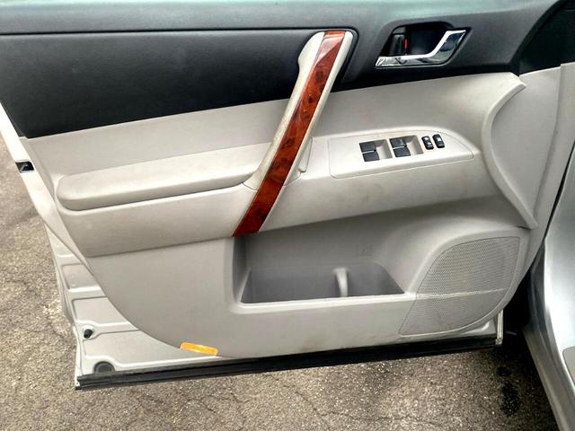 Photo of 2012 Silver Toyota Highlander