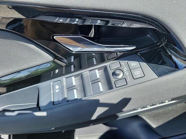 Photo of 2024 Fuji White Land Rover Range Rover Evoque