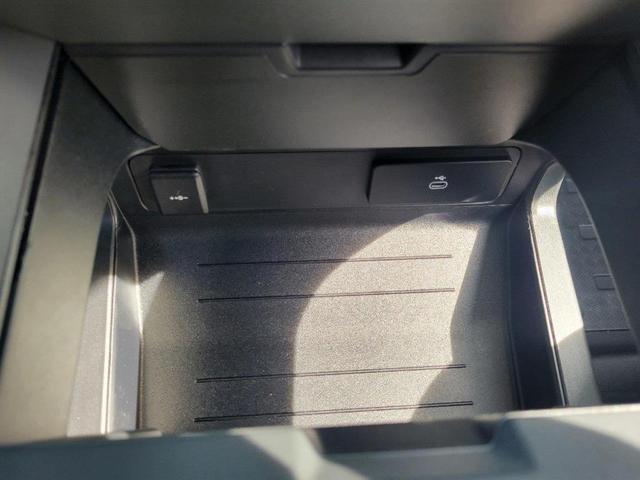 Photo of 2025 Fuji White Land Rover Defender