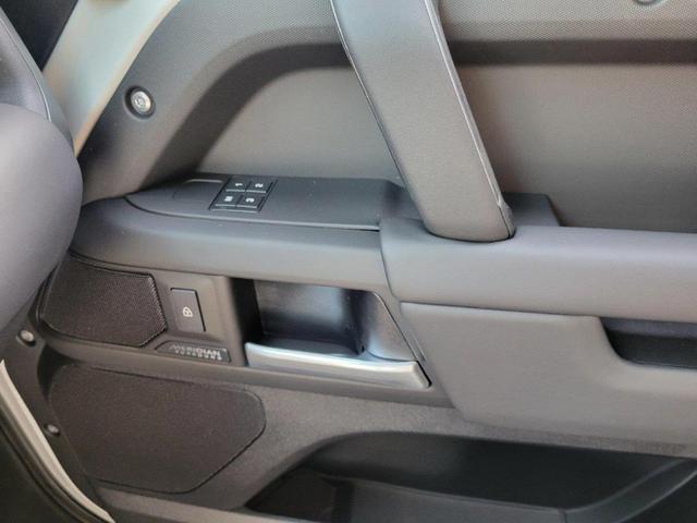 Photo of 2025 Fuji White Land Rover Defender