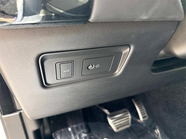 Photo of 2021 Fuji White Land Rover Range Rover