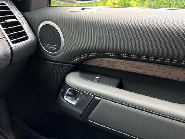 Photo of 2023 Fuji White Land Rover Discovery