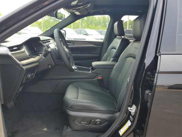 Photo of 2025 Diamond Black Jeep Grand Cherokee