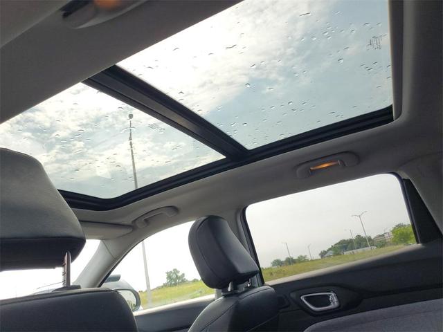Photo of 2022 Bright White Clearcoat Jeep Compass