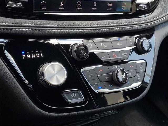 Photo of 2025 Diamond Black Chrysler Pacifica