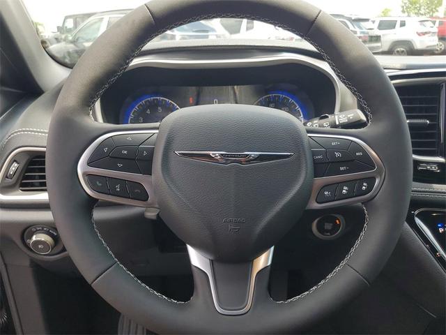 Photo of 2025 Diamond Black Chrysler Pacifica