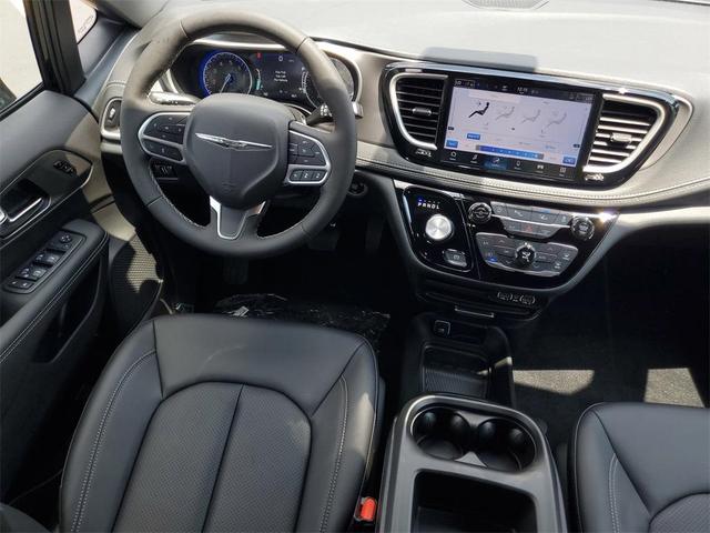 Photo of 2025 Diamond Black Chrysler Pacifica