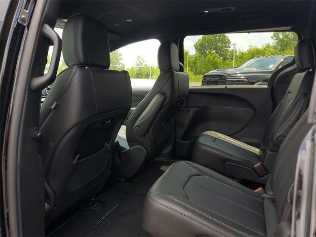 Photo of 2025 Diamond Black Chrysler Pacifica