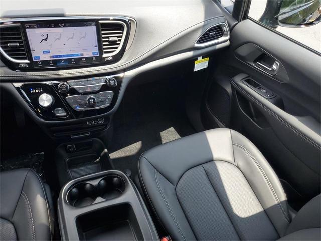 Photo of 2025 Diamond Black Chrysler Pacifica