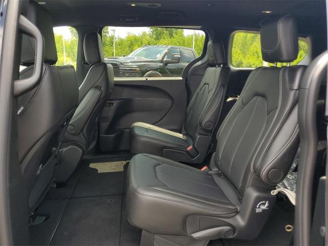 Photo of 2025 Diamond Black Chrysler Pacifica