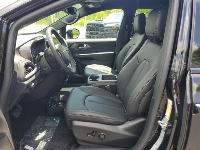Photo of 2025 Diamond Black Chrysler Pacifica