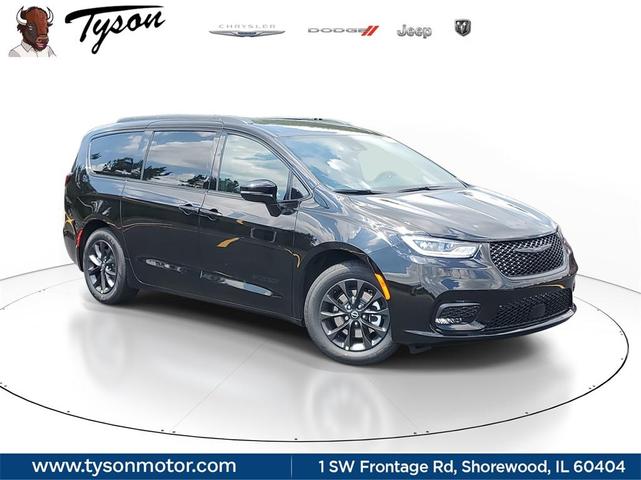 Photo of 2025 Diamond Black Chrysler Pacifica