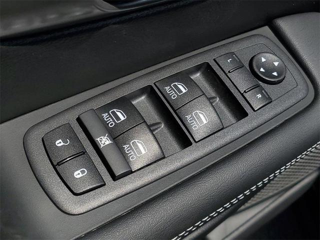 Photo of 2025 Diamond Black Chrysler Pacifica
