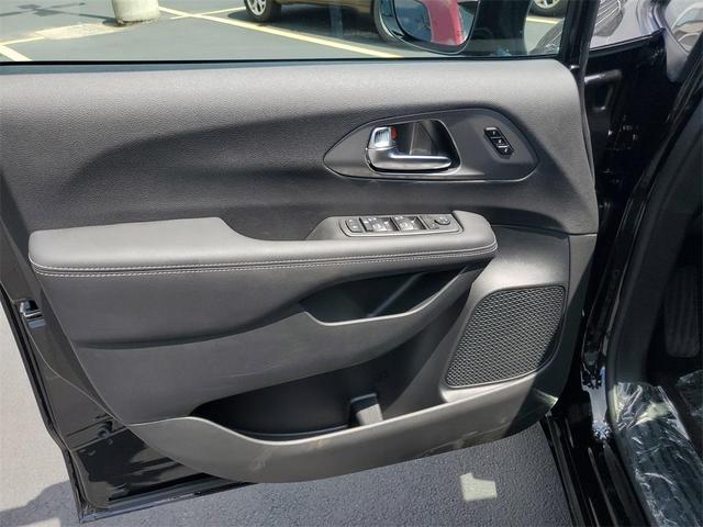 Photo of 2025 Diamond Black Chrysler Pacifica