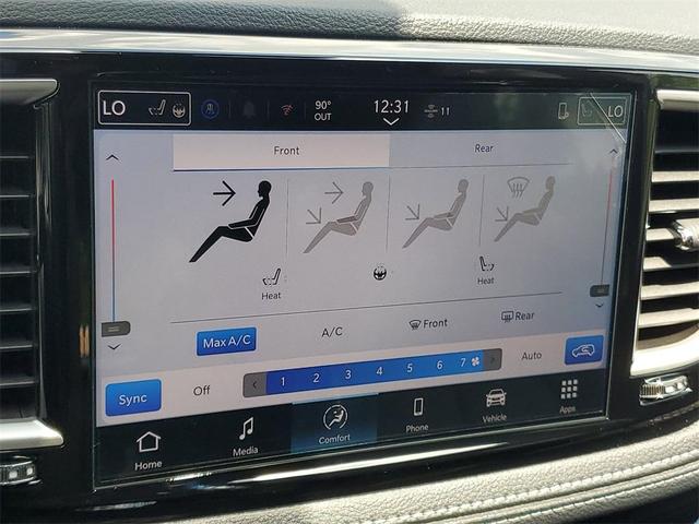 Photo of 2025 Diamond Black Chrysler Pacifica