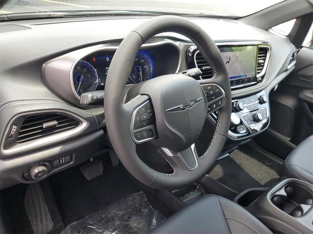 Photo of 2025 Diamond Black Chrysler Pacifica