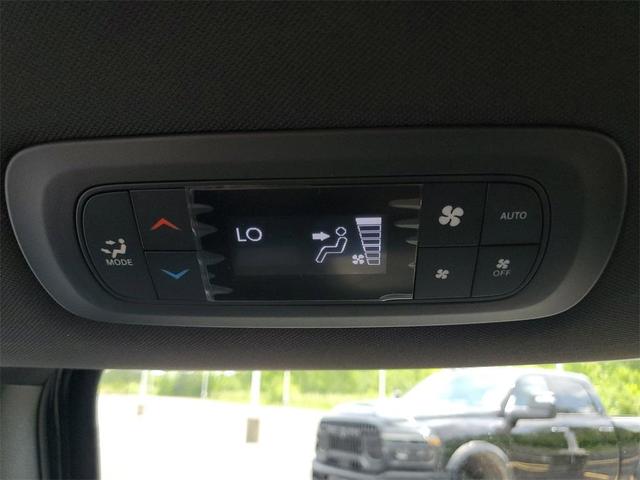 Photo of 2025 Diamond Black Chrysler Pacifica