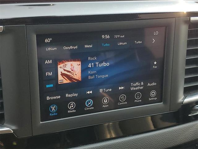 Photo of 2020 Luxury White Pearlcoat Chrysler Pacifica