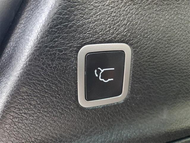 Photo of 2020 Luxury White Pearlcoat Chrysler Pacifica