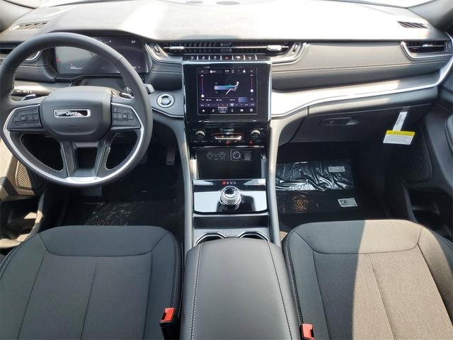 Photo of 2025 Silver Jeep Grand Cherokee
