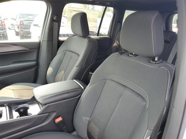 Photo of 2025 Silver Jeep Grand Cherokee