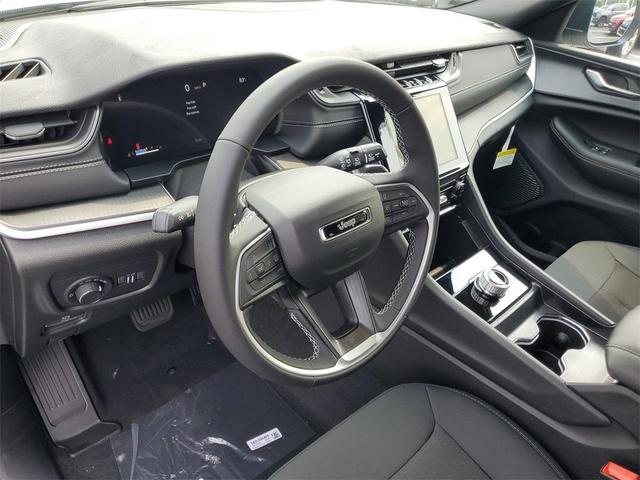 Photo of 2025 Silver Jeep Grand Cherokee