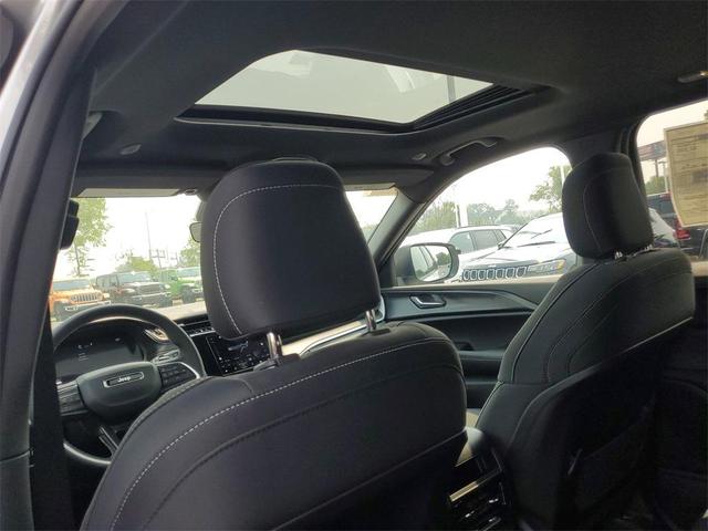 Photo of 2025 Silver Jeep Grand Cherokee