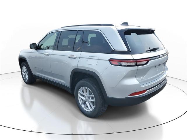 Photo of 2025 Silver Jeep Grand Cherokee