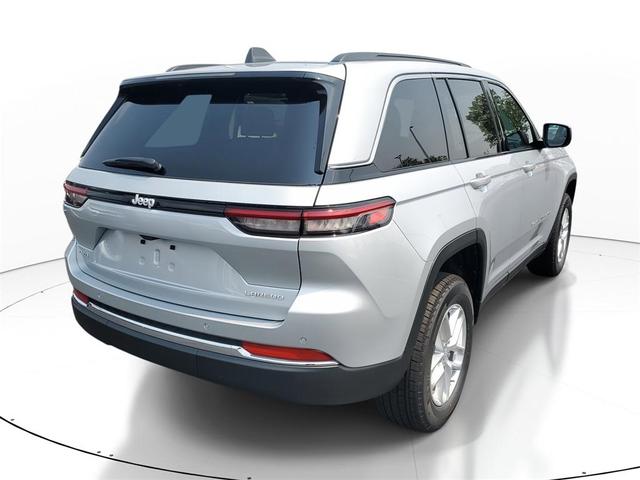 Photo of 2025 Silver Jeep Grand Cherokee