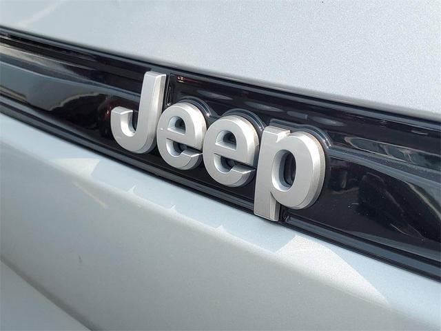Photo of 2025 Silver Jeep Grand Cherokee
