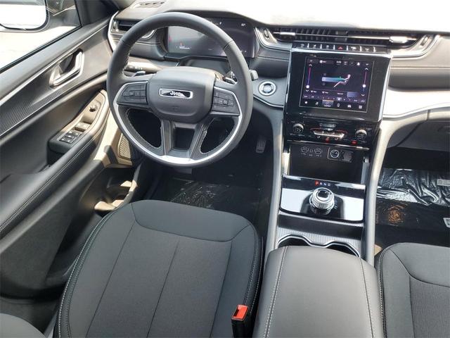 Photo of 2025 Silver Jeep Grand Cherokee