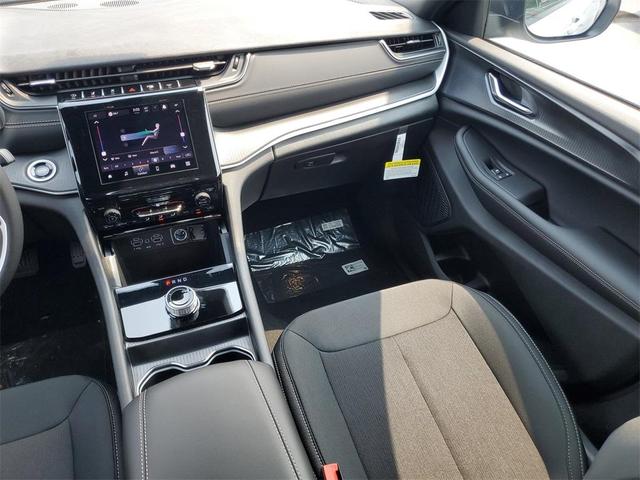 Photo of 2025 Silver Jeep Grand Cherokee