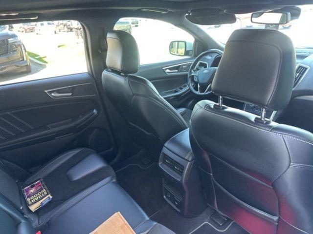 Photo of 2022 Star White Ford Edge